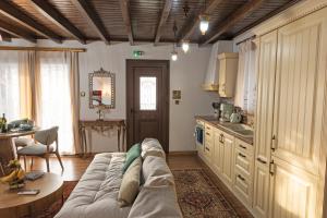 a living room with a couch and a kitchen at illia in Maronia