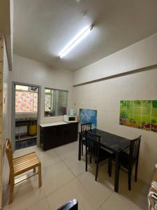 Posezení v ubytování Cameronian Lodge by AziziCameron + 19 fotografií