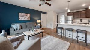 LymanにあるLanding Apartments - Lymanのソファとキッチンのあるリビングルーム