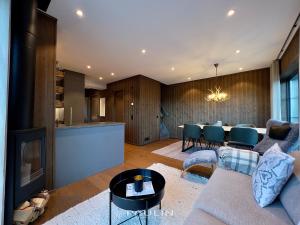 ein Wohnzimmer mit Sofa und Tisch in der Unterkunft Lindvallen Ski Resort Pool and Padel - Sauna - 6 Guests in Sälen