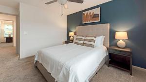 LymanにあるLanding Apartments - Lymanの青い壁のベッドルーム1室(大型ベッド1台付) +58枚の写真