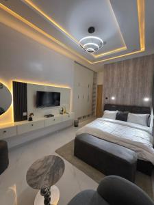 Un pat sau paturi într-o cameră la Selina Apartment