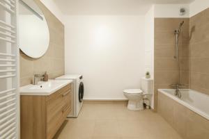 ein Badezimmer mit Waschbecken, Toilette und Badewanne in der Unterkunft Spacieux 3 chambres et lumineux à Montrouge in Malakoff