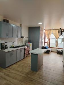 Kuchyň nebo kuchyňský kout v ubytování Departamento completo en Cuenca Ecuador