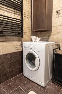 eine Waschmaschine und einen Trockner in einem Zimmer mit einer Wand in der Unterkunft illia in Maroneia