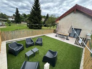 eine Draufsicht auf Stühle und Tische in einem Hof in der Unterkunft Charmante maison rénovée avec terrasse et jardin in Crillat