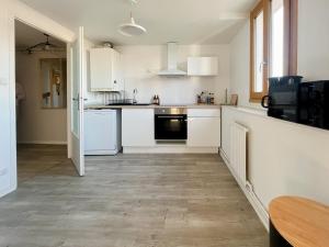 Bel appartement lumineux - quartier La Doutre - 4 personnes - في أنجيه: مطبخ بأدوات بيضاء وأرضية خشبية