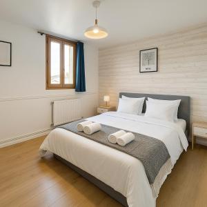 Bel appartement lumineux - quartier La Doutre - 4 personnes - في أنجيه: غرفة نوم بها سرير كبير عليه منشفتين