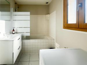 Bel appartement lumineux - quartier La Doutre - 4 personnes - في أنجيه: حمام أبيض مع مرحاض ومغسلة