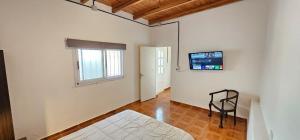 a room with a bed and a television on the wall at LitStay Monoambiente in Córdoba