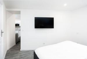 TV a/nebo společenská místnost v ubytování Charming 1-Bedroom Apartment Near Paris