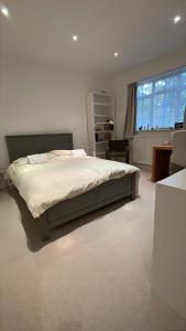 Ένα ή περισσότερα κρεβάτια σε δωμάτιο στο Spacious Notting Hill town house