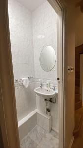 Ένα μπάνιο στο Spacious Notting Hill town house