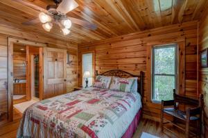 une chambre avec un lit dans une cabane en rondins dans l'établissement Chestnut Lodge, à Boone