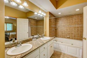 Un baño con dos lavabos y una bañera. en Chetola: Berkshires 3, en Blowing Rock 42 fotos más