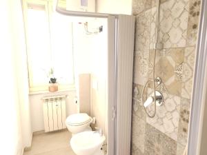 a bathroom with a toilet and a shower at vittorino in Turin