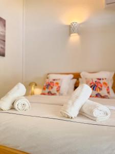 two rolls of paper towels on a bed at Domaine Du Paradis in Le Robert