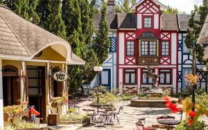 a building with a courtyard with tables and chairs at Ita Green in Teresópolis