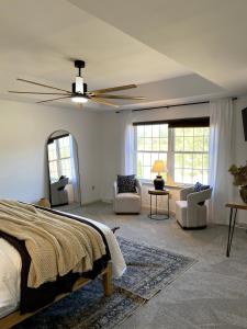 een slaapkamer met een bed en een plafondventilator bij 11-Acre Retreat I Firepit, Pickleball and Nature 