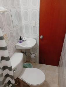 un baño con inodoro y lavabo en Playa Zen Rodadero, en Rodadero