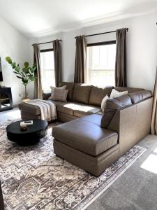 een woonkamer met een bank en een salontafel bij 11-Acre Retreat I Firepit, Pickleball and Nature 