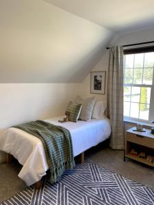 een slaapkamer met een bed en een raam bij 11-Acre Retreat I Firepit, Pickleball and Nature  +63 foto's