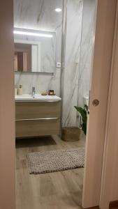 une salle de bain avec un lavabo et un miroir dans l'établissement Golega Boutique Apartment By Gt House, à Golegã 26 autres photos