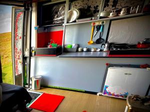 塔伊切Rinconcito Dreams的一个玩具厨房，地板上有柜台和一台笔记本电脑