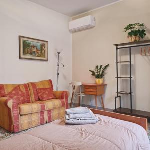 un salon avec un canapé et une table dans l'établissement Apartament Cedro del Libano, à Marano