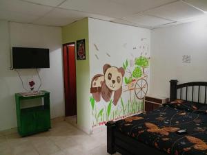 1 dormitorio con un mural de monos en la pared en Playa Zen Rodadero, en Rodadero 37 fotos más