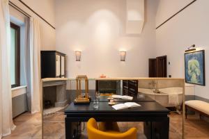an office with a desk and a chair at Fattoria di Vegi in Castellina in Chianti