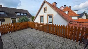 una valla de madera delante de una casa en Haus 21, en Bad Nenndorf