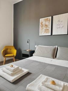 パレルモにあるSerendipity room & relaxのベッドとタオル2枚のある寝室