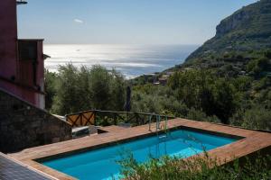 Mediterranean House With Amalfi Coast View في Colli di Fontanelle: حمام سباحة مع إطلالة على المحيط