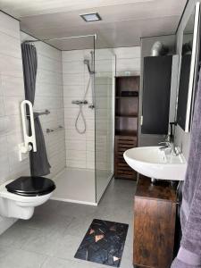 Ένα μπάνιο στο Ferienhaus Panorama