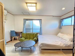 Postel nebo postele na pokoji v ubytování 花宿新宿 HANAYADO SHINJUKU