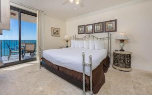 Phoenix X 1513 condo في شاطئ أورانج: غرفة نوم مع سرير مطل على المحيط +44 صورة