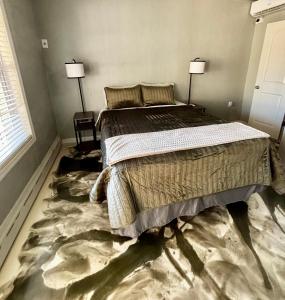 a bedroom with a large bed and a carpet at Shamrock Cove Inn in Ocala +28 photos