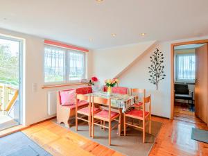 PruchtenにあるFerienwohnung Palmのテーブルと椅子のあるダイニングルーム