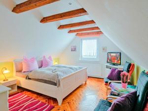 PruchtenにあるFerienwohnung Palmのベッドルーム1室(白いベッド1台付)