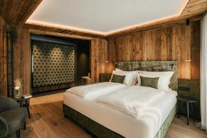 Postel nebo postele na pokoji v ubytování Luxury Chalet In The Dolomites With Spa And Pool + 9 fotografií