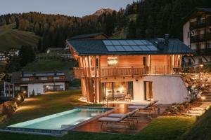 Bazén v ubytování Luxury Chalet In The Dolomites With Spa And Pool nebo v jeho okolí