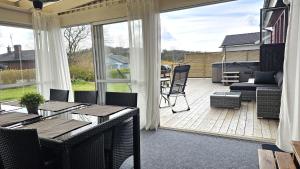 Χώρος καθιστικού στο Villa in Henån with jacuzzi sauna & conservatory