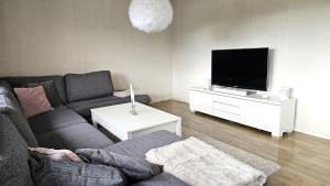 Μια τηλεόραση ή/και κέντρο ψυχαγωγίας στο Villa in Henån with jacuzzi sauna & conservatory