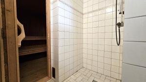 Ένα μπάνιο στο Villa in Henån with jacuzzi sauna & conservatory +31 φωτογραφίες