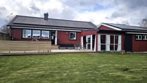 Το κτήριο όπου στεγάζεται  η παραθεριστική κατοικία