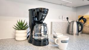 eine schwarze Kaffeemaschine auf einer Küchentheke in der Unterkunft Adorable Maison T2 au calme - Proche RER & commodités - Champigny-sur-Marne in Champigny-sur-Marne