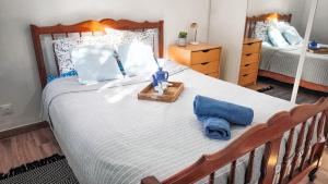 ein Schlafzimmer mit einem großen Bett mit Holzrahmen in der Unterkunft Adorable Maison T2 au calme - Proche RER & commodités - Champigny-sur-Marne in Champigny-sur-Marne