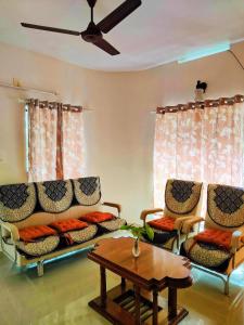 Χώρος καθιστικού στο Pracheeta Homes Diya AC 2BHK Near Temple & Airport on First Floor