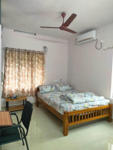 Ένα ή περισσότερα κρεβάτια σε δωμάτιο στο Pracheeta Homes Diya AC 2BHK Near Temple & Airport on First Floor